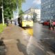 Жёлтый автобус маршрута 44 у остановки на городской улице