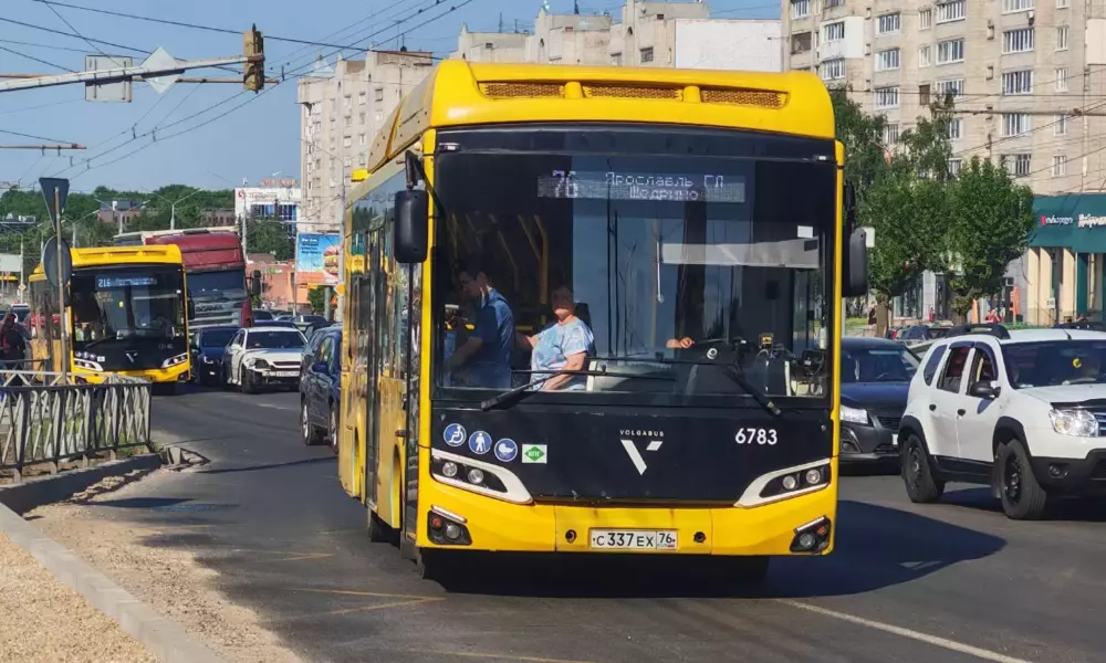 Жёлтый автобус №76 на городской улице Ярославля