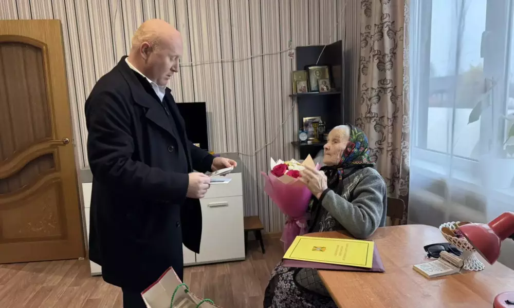 102-летняя жительница Ярославской области принимает цветы и поздравления дома