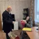 102-летняя жительница Ярославской области принимает цветы и поздравления дома