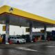 Автозаправочная станция «Роснефть» с автомобилями и грузовиками у колонок