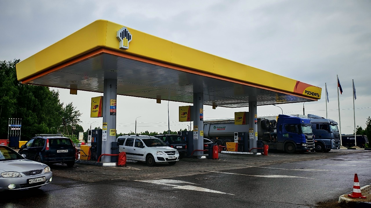 Автозаправочная станция «Роснефть» с автомобилями и грузовиками у колонок