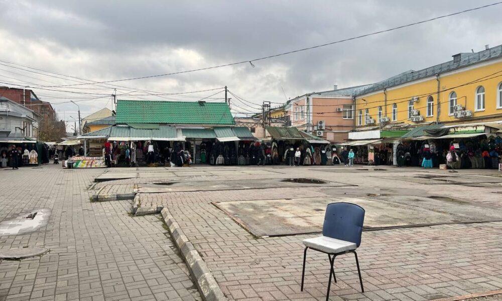 Торговые ряды Центрального рынка в Ярославле под пасмурным небом