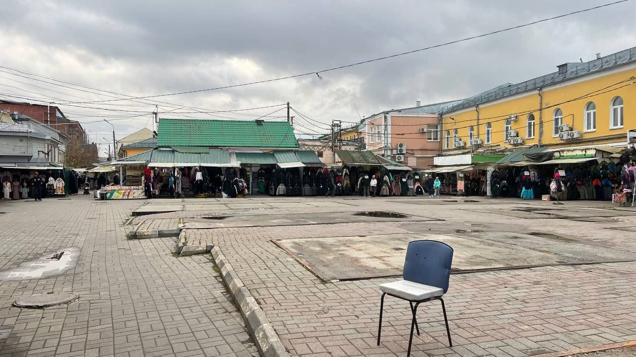 Торговые ряды Центрального рынка в Ярославле под пасмурным небом