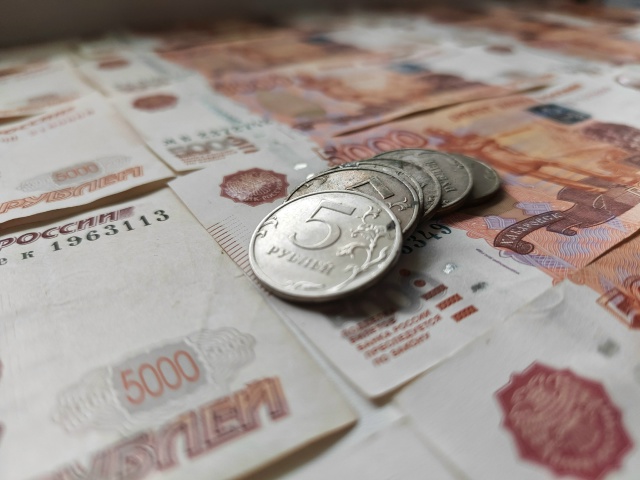 Российские рубли: монеты и банкноты номиналом 5000 рублей