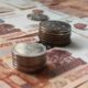 Стопки российских монет на рублёвых банкнотах