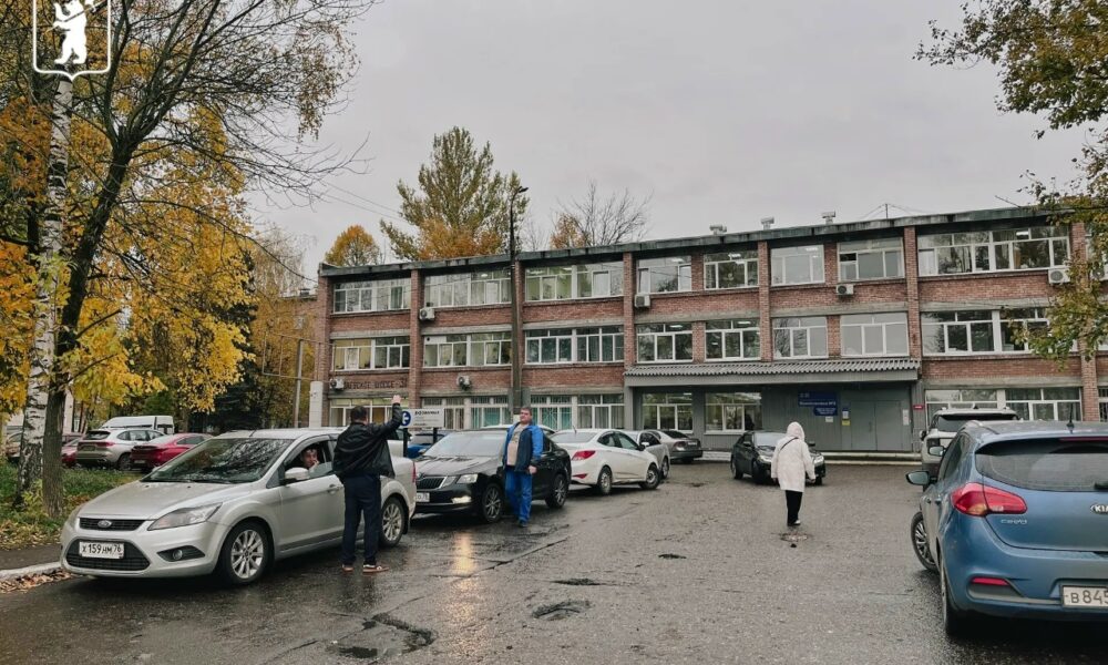 Парковка у девятой больницы в Ярославле рядом с кирпичным корпусом