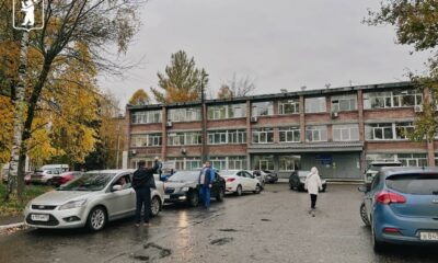 Парковка у девятой больницы в Ярославле рядом с кирпичным корпусом