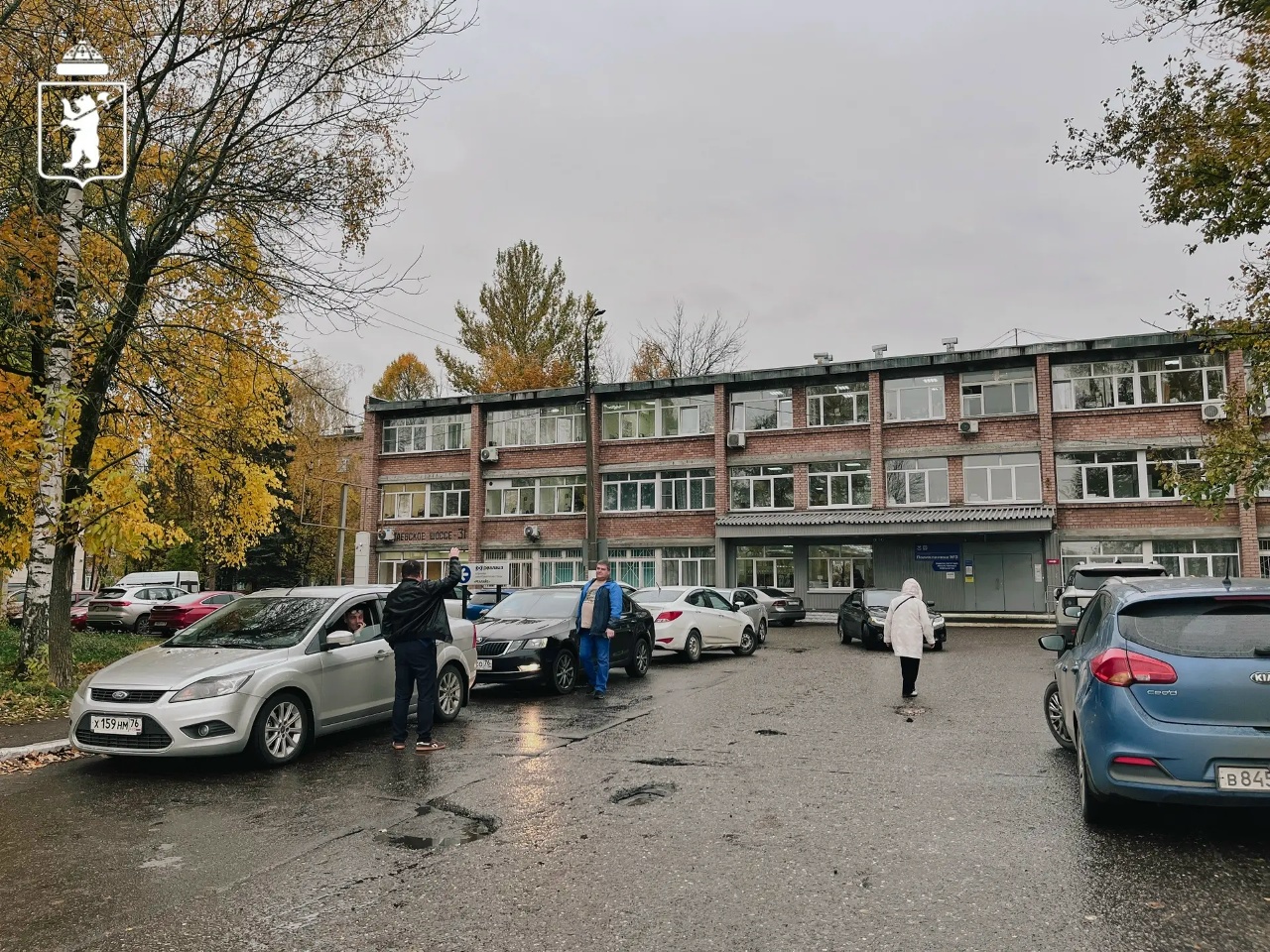 Парковка у девятой больницы в Ярославле рядом с кирпичным корпусом