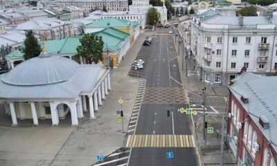 Улица в центре Ярославля с пешеходными переходами и дорожной разметкой