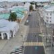 Улица в центре Ярославля с пешеходными переходами и дорожной разметкой