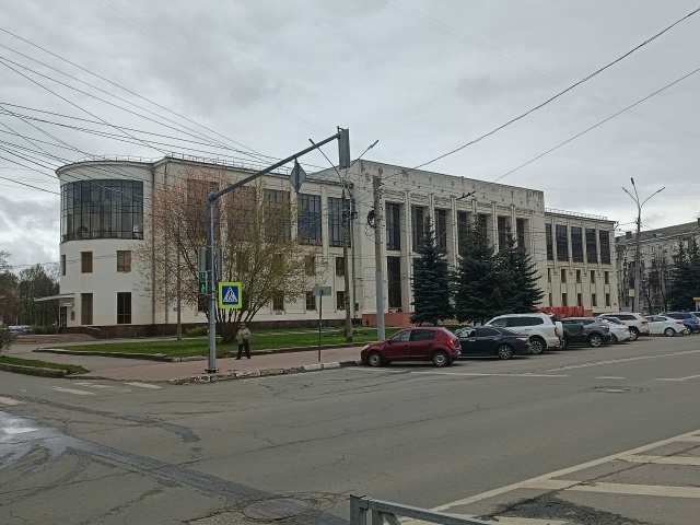 Дворец культуры имени Добрынина в Ярославле со стороны улицы