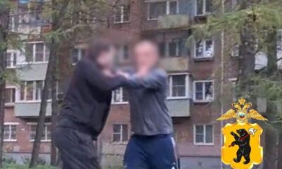 Двое мужчин дерутся во дворе многоквартирного дома