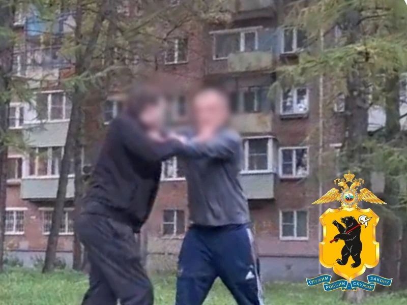 Двое мужчин дерутся во дворе многоквартирного дома