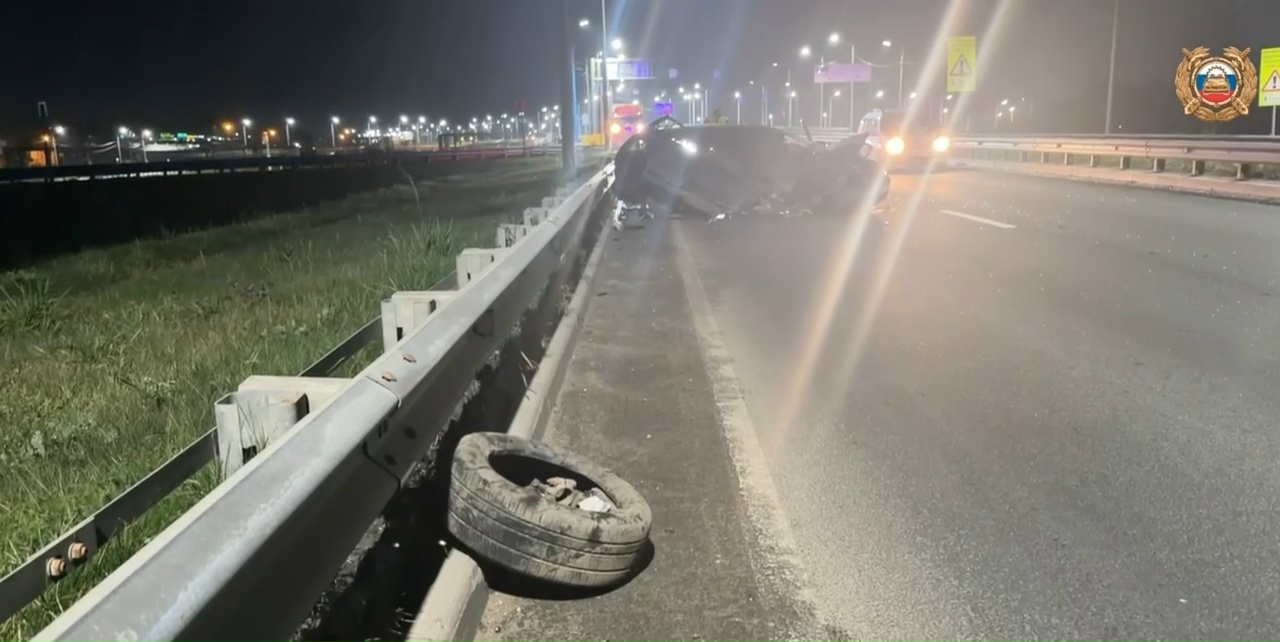 ДТП в Ярославле: повреждённый автомобиль у отбойника и оторванное колесо на ночной дороге