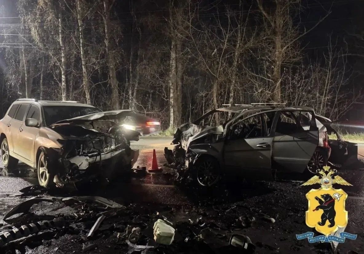 Два автомобиля с разбитыми передними частями после лобового ДТП ночью