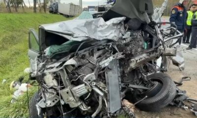 Разбитый автомобиль после ДТП на трассе в Ярославской области