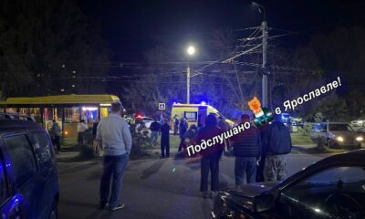 Сотрудники ДПС и очевидцы у машины скорой помощи на ночной улице Ярославля