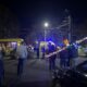 Сотрудники ДПС и очевидцы у машины скорой помощи на ночной улице Ярославля