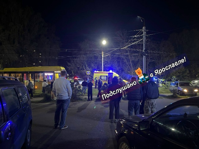 Сотрудники ДПС и очевидцы у машины скорой помощи на ночной улице Ярославля