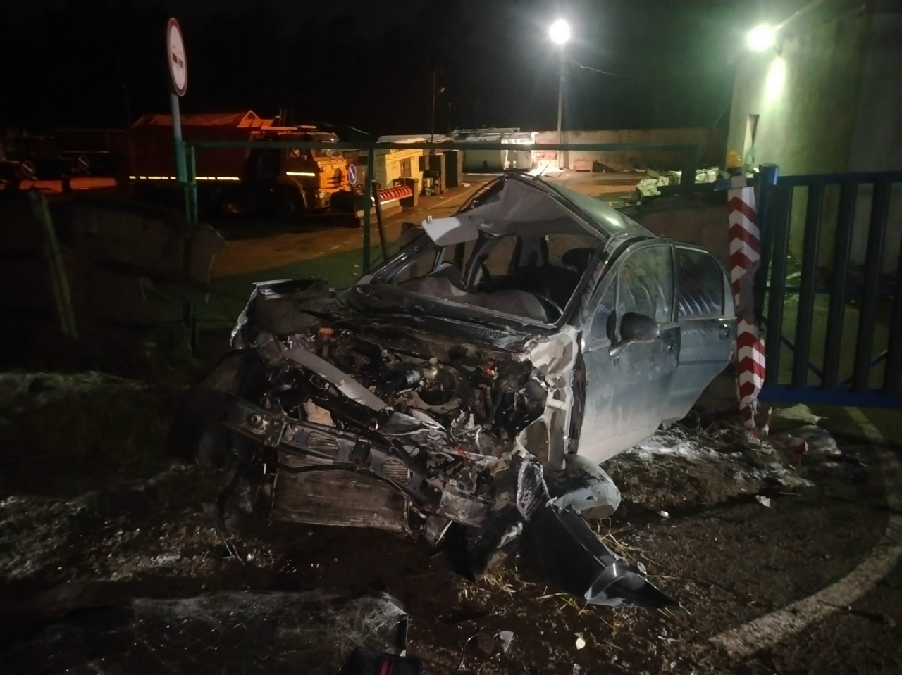 Разбитый легковой автомобиль после ночного ДТП у ворот