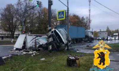 Разбитая ГАЗель после ДТП с грузовиком на перекрёстке под Ростовом Великим