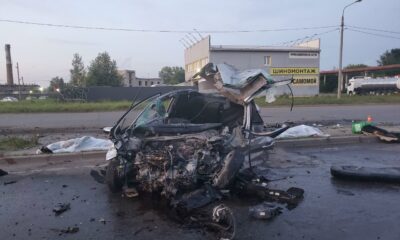 Разбитый автомобиль после ДТП на городской дороге