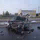 Разбитый автомобиль после ДТП на городской дороге