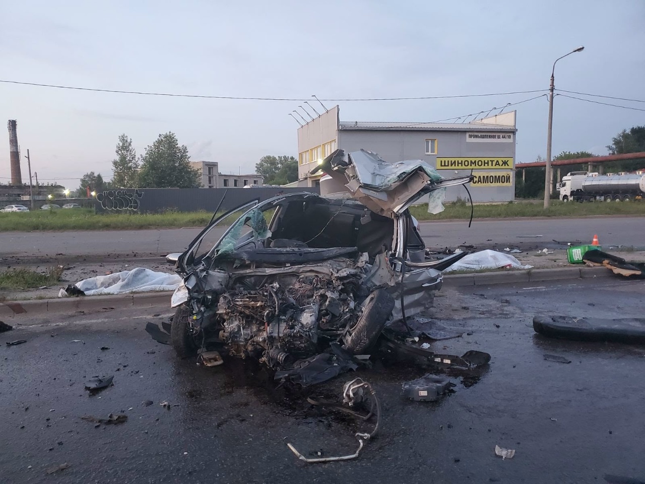 Разбитый автомобиль после ДТП на городской дороге