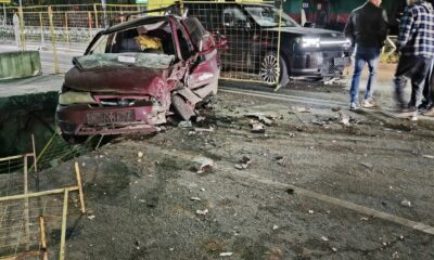 Повреждённый автомобиль после ДТП у ограждённой коммунальной ямы