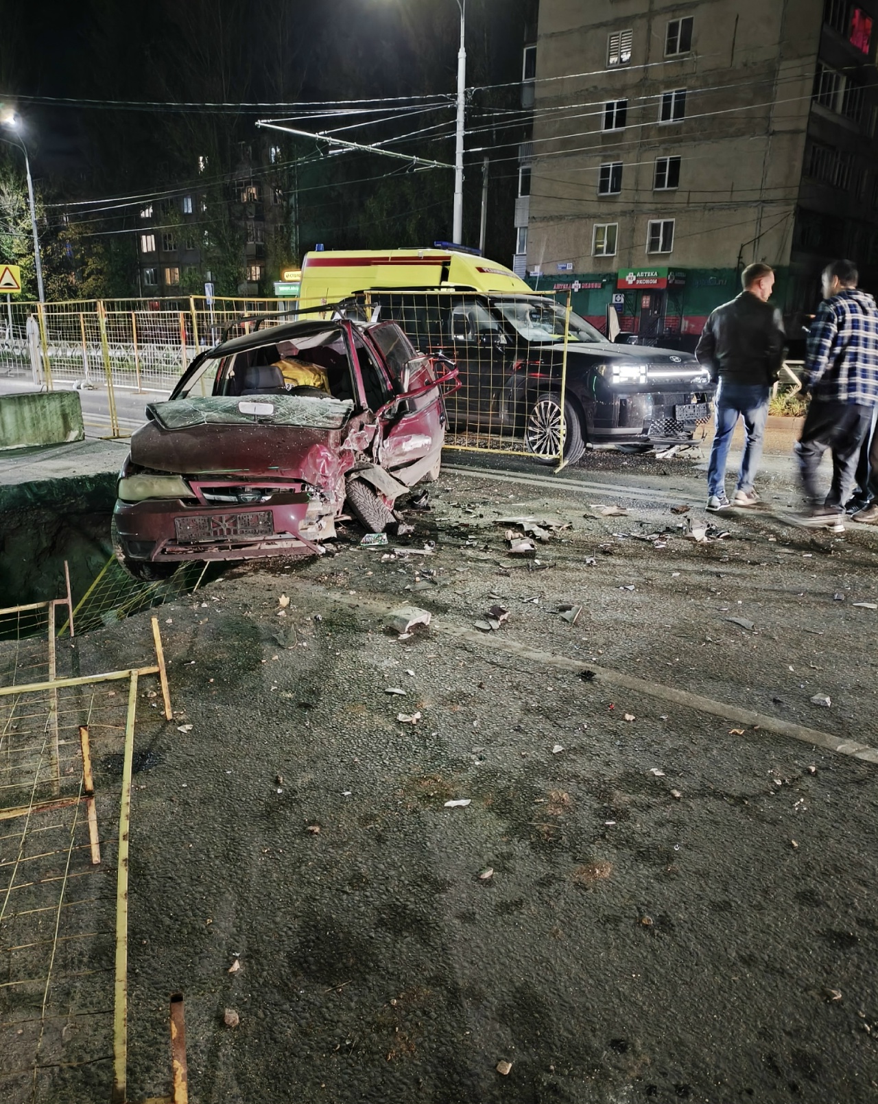 Повреждённый автомобиль после ДТП у ограждённой коммунальной ямы