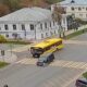 Кадр с камеры: легковой автомобиль на пешеходном переходе рядом с жёлтым автобусом в Угличе