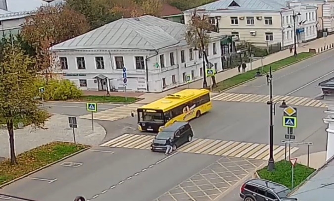 Кадр с камеры: легковой автомобиль на пешеходном переходе рядом с жёлтым автобусом в Угличе