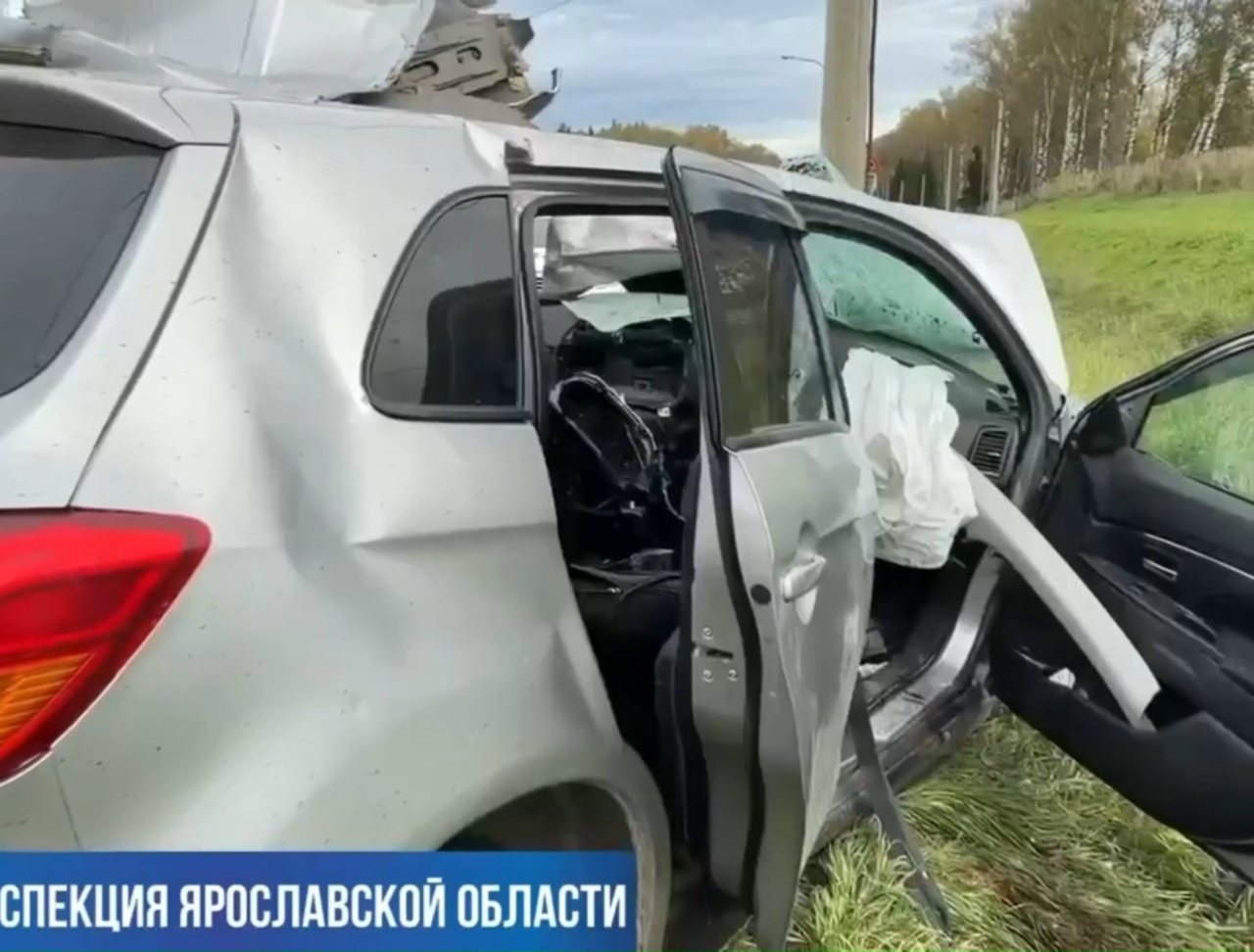 Повреждённый автомобиль с раскрытыми подушками безопасности после ДТП на трассе