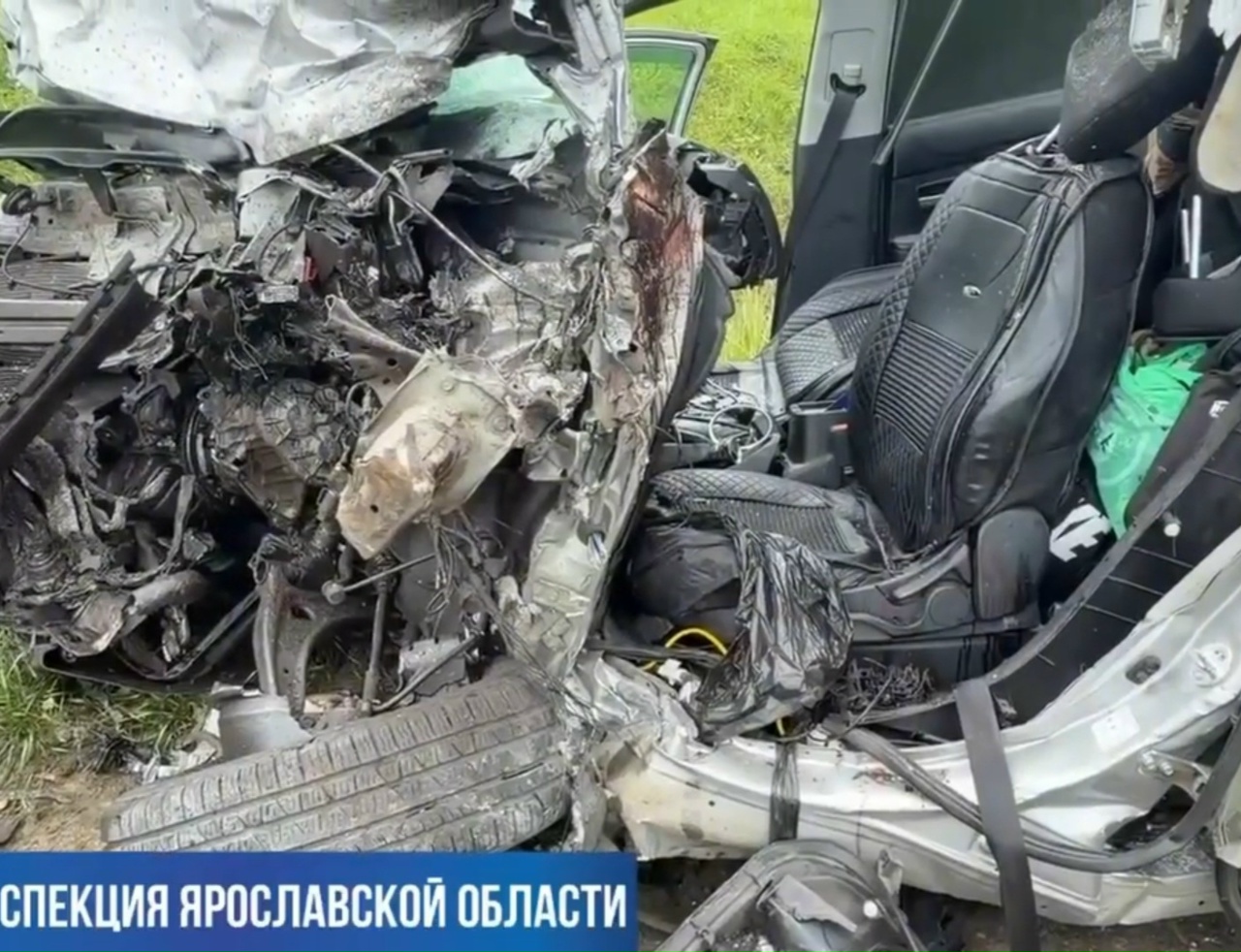 Разбитый автомобиль с полностью смятой передней частью после ДТП