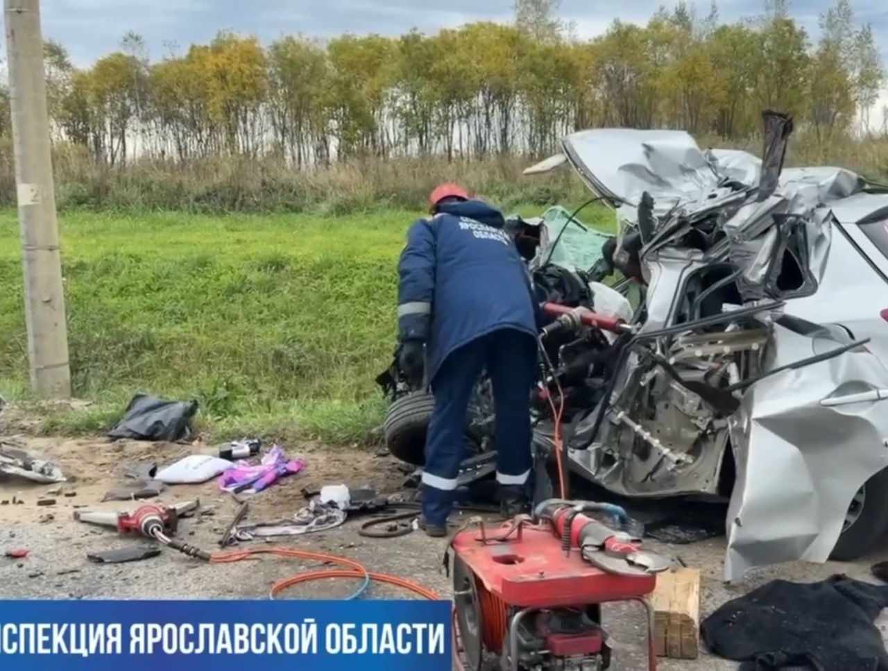 Спасатель работает у сильно разбитого автомобиля после ДТП на трассе