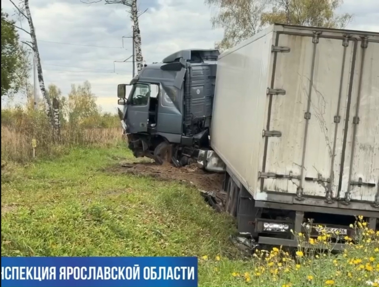 Грузовик с повреждённой кабиной съехал в кювет у трассы