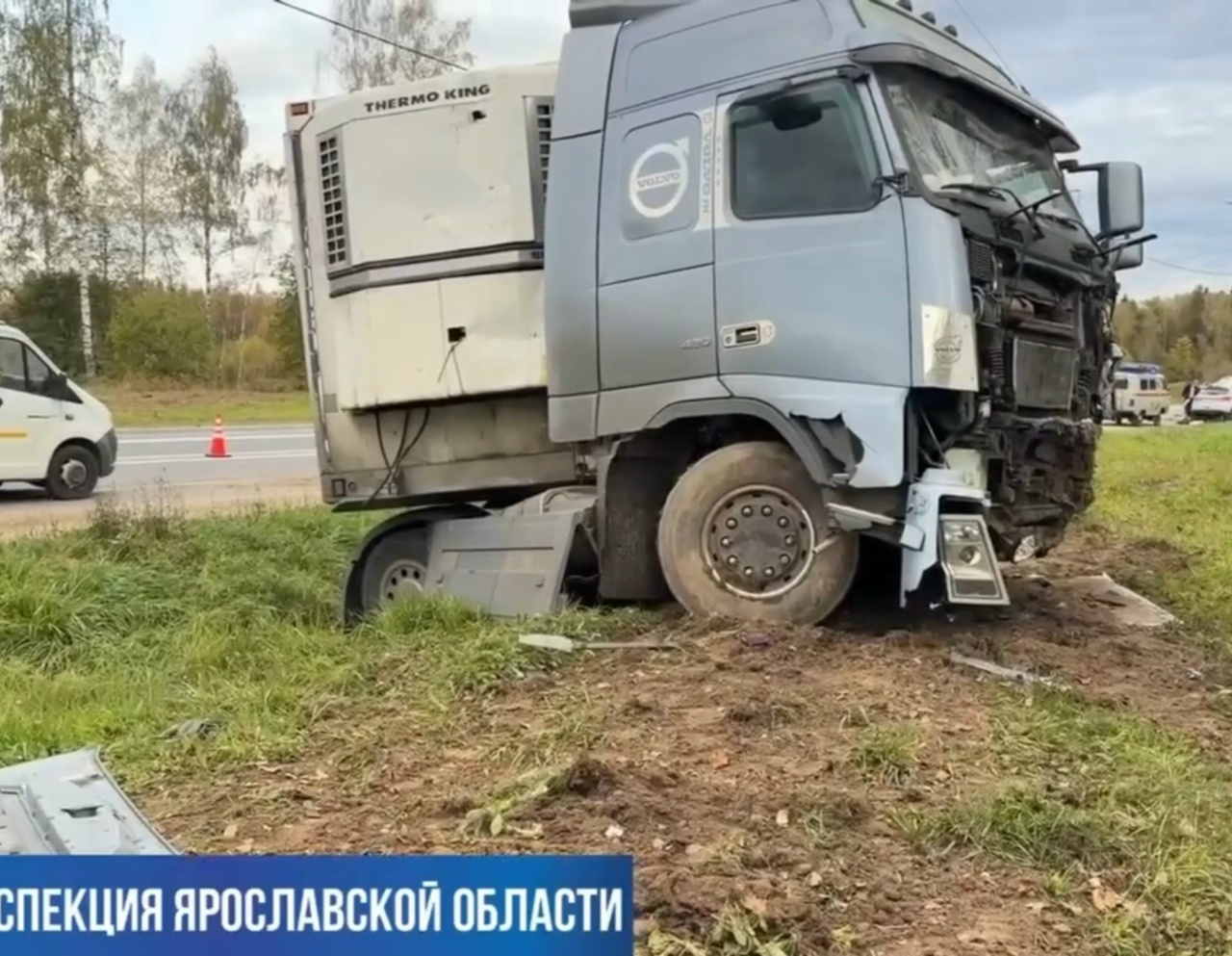 Повреждённый грузовик Volvo после ДТП на трассе в Ярославской области