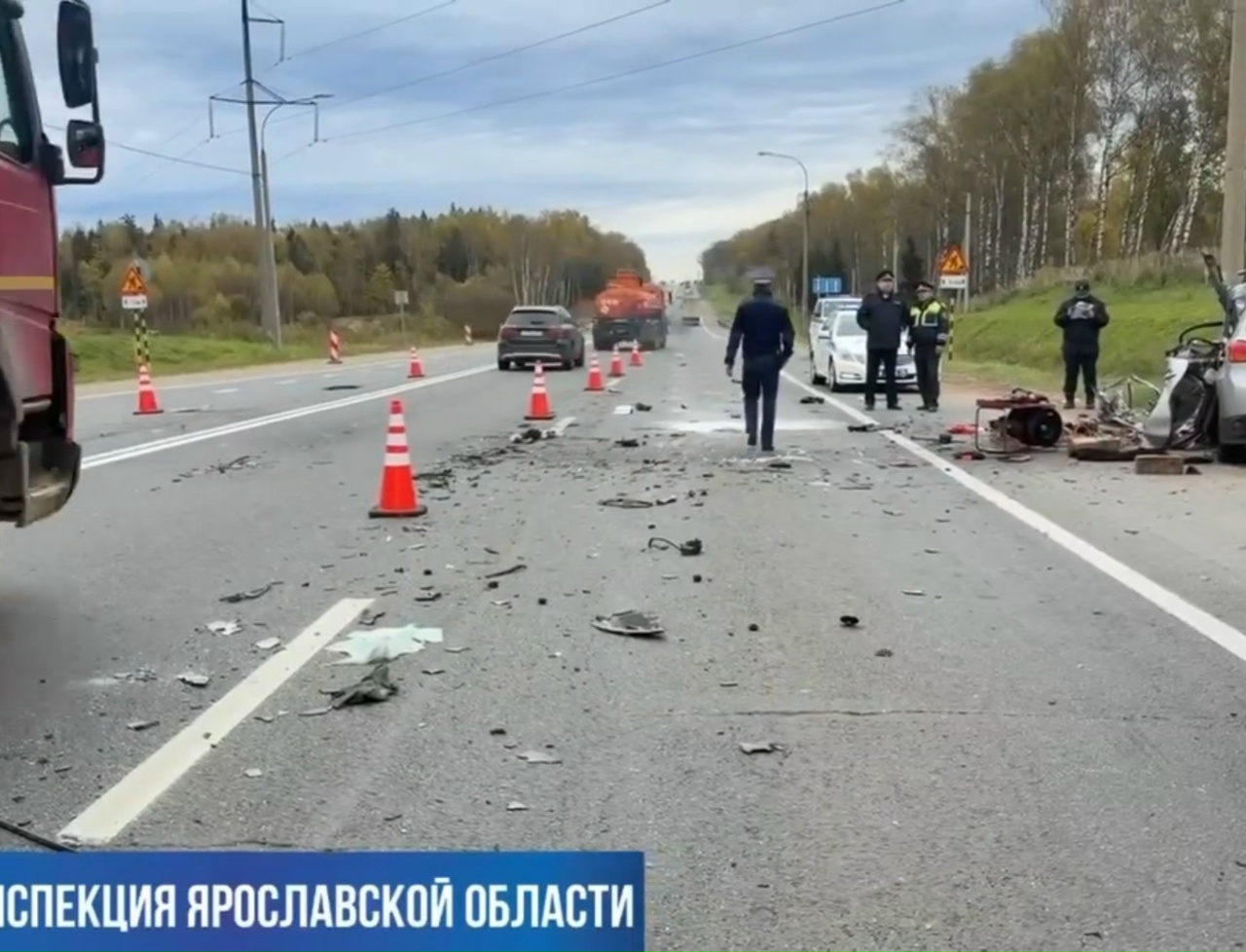 ДТП на трассе: обломки автомобилей, конусы и сотрудники полиции на месте аварии