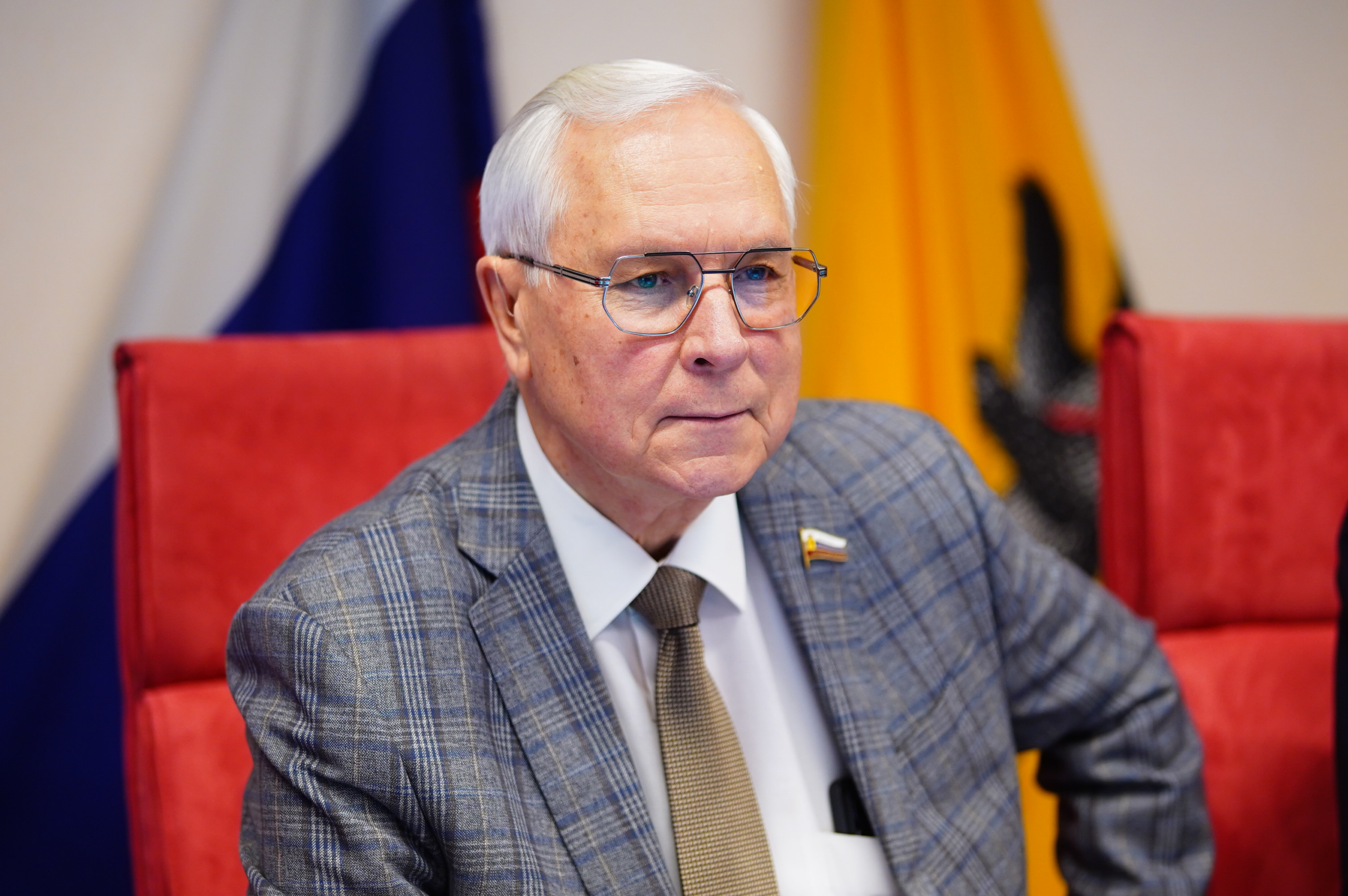 Депутат Ярославской областной думы на заседании по бюджету