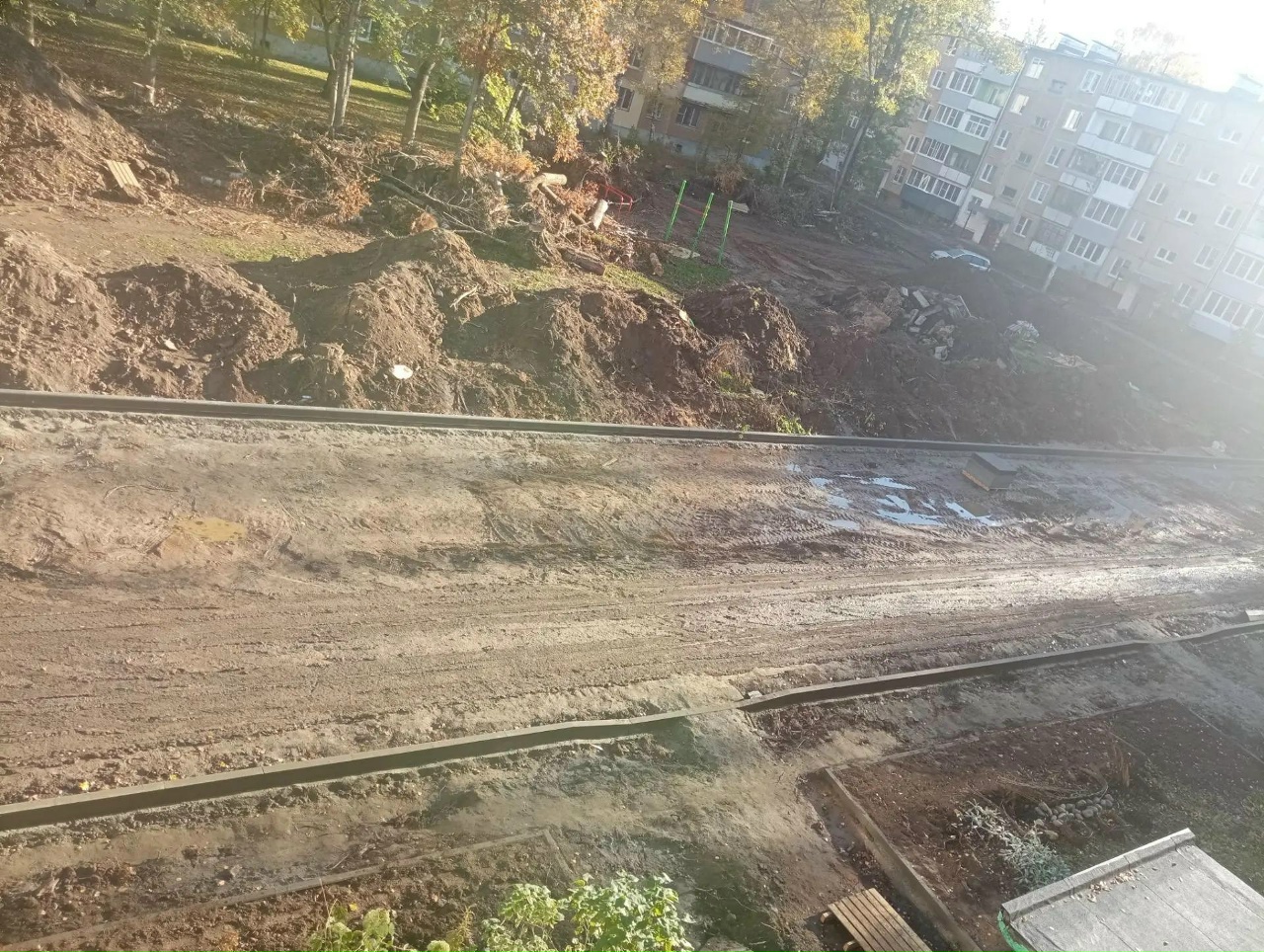 Разрытый двор с кучами грунта и грязной дорогой возле многоэтажного дома в Ярославле
