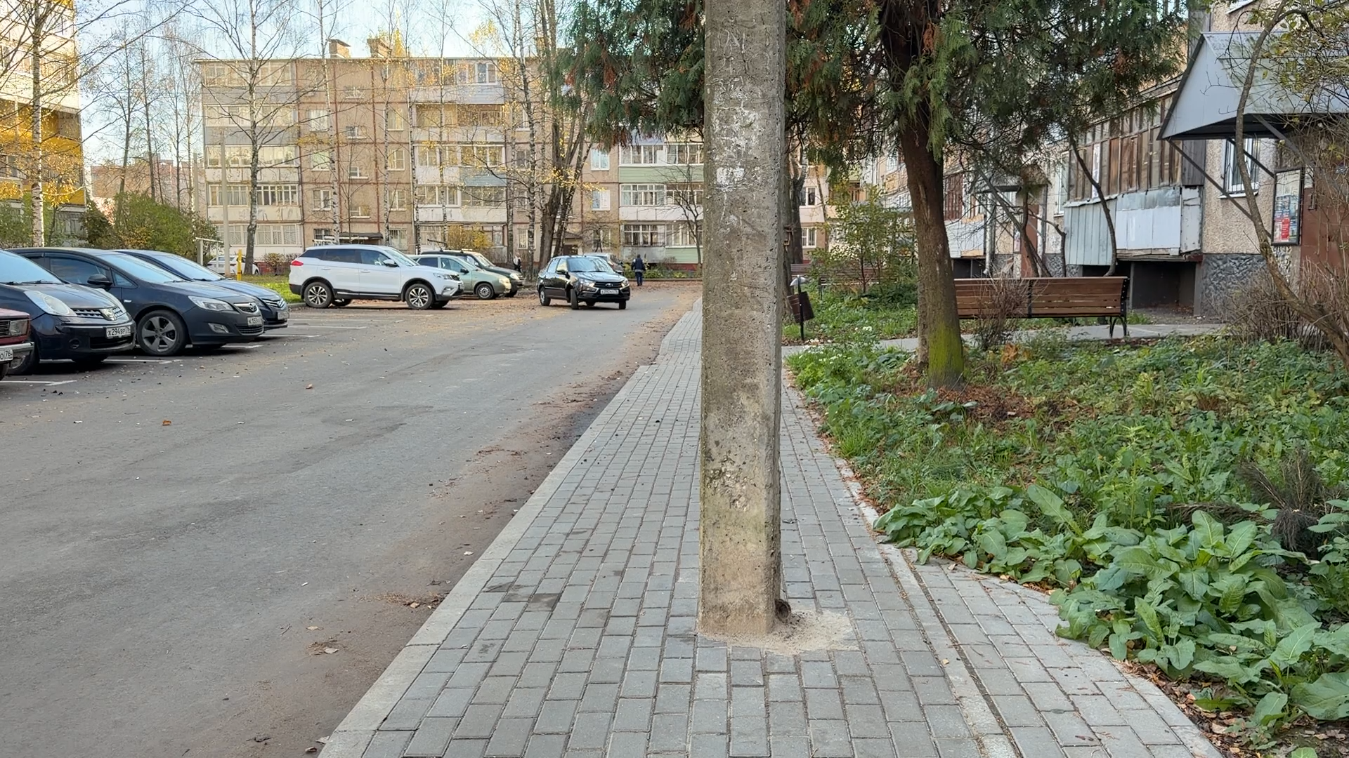 Бетонный столб посреди нового тротуара во дворе жилого дома в Ярославле