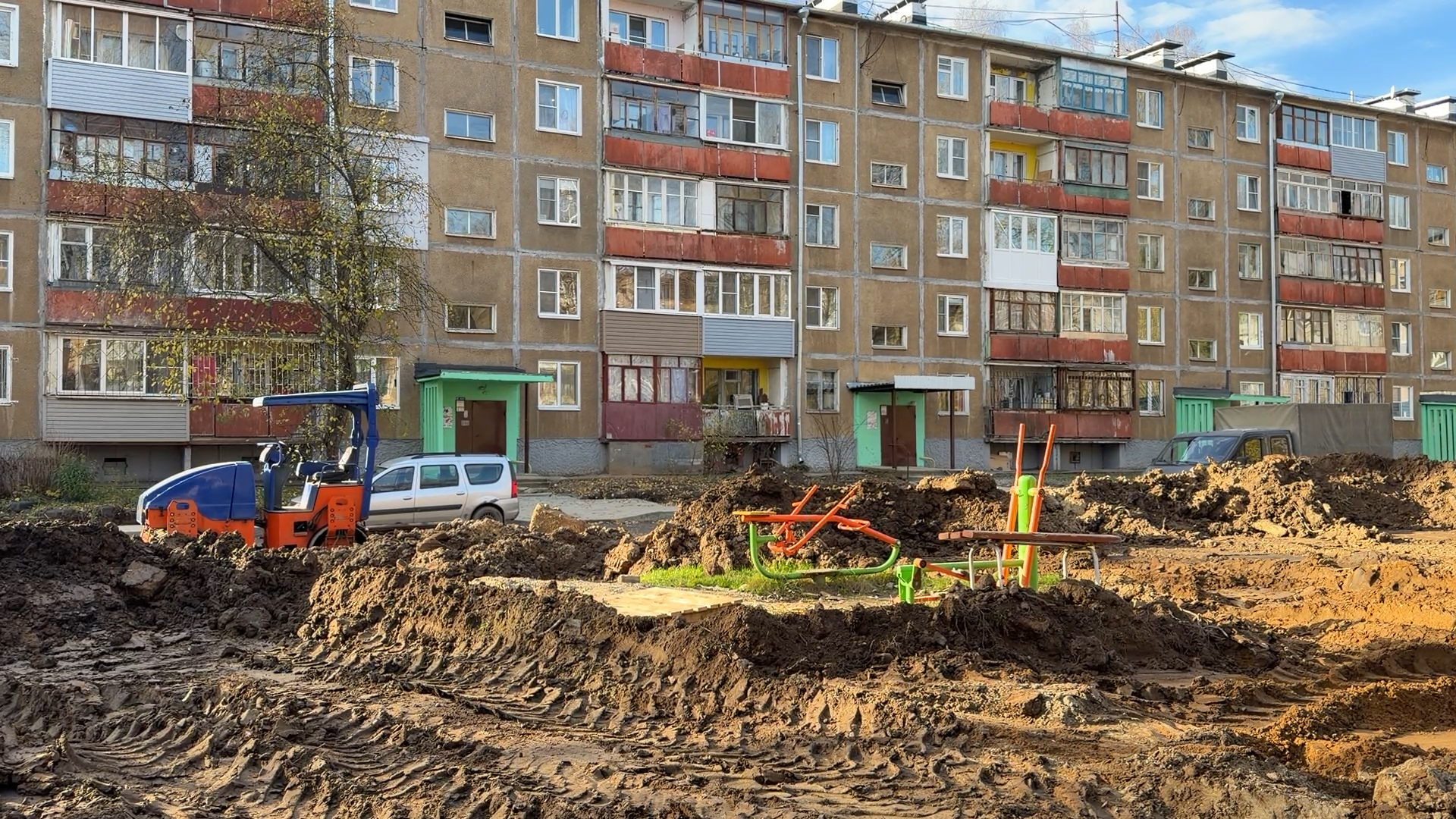 Благоустройство двора в Ярославле: земляные работы и установленная у дома уличная тренажёрная площадка