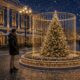 Новогодняя елка в светящемся фонтане на заснеженной городской улице