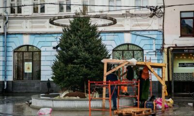 Новогодняя елка в чаше фонтана на улице Кирова в Ярославле
