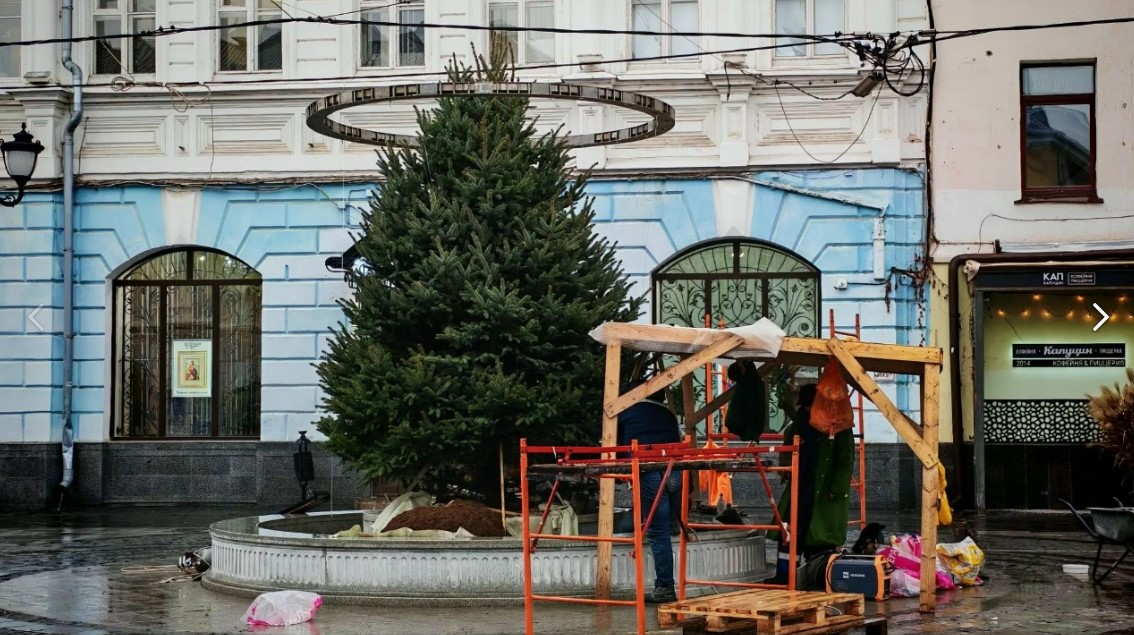 Новогодняя елка в чаше фонтана на улице Кирова в Ярославле