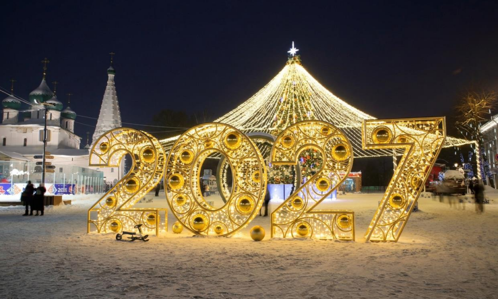 Новогодняя ёлка и световая инсталляция «2027» на заснеженной площади в Ярославле