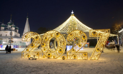 Новогодняя ёлка и световая инсталляция «2027» на заснеженной площади в Ярославле