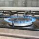 Горящая конфорка газовой плиты с голубым пламенем
