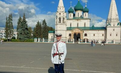 Городовой в белой форме у церкви Ильи Пророка в историческом центре Ярославля